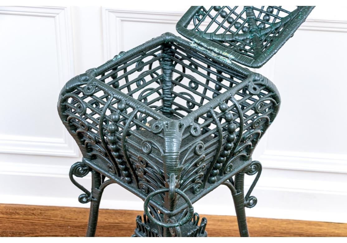 Antica scatola con coperchio in vimini dipinta su un supporto in vendita 1