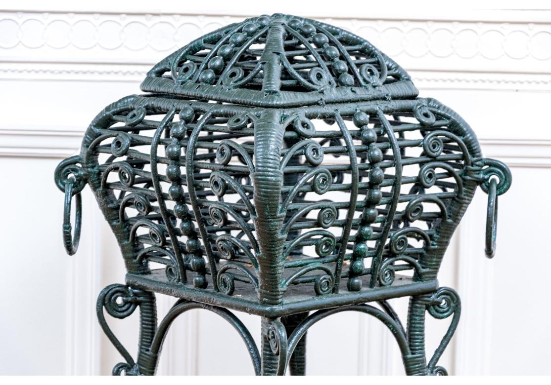 Antica scatola con coperchio in vimini dipinta su un supporto in vendita 2