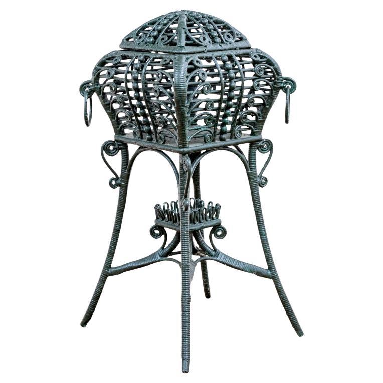 Antica scatola con coperchio in vimini dipinta su un supporto