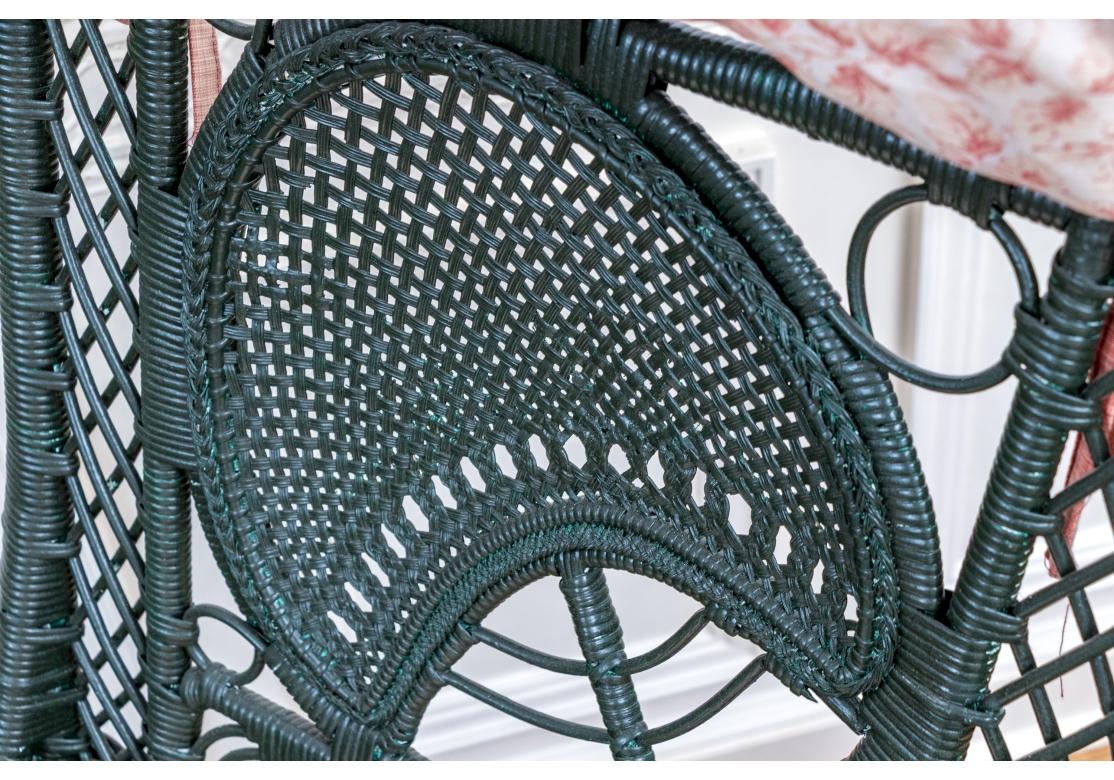 Plate-forme ou fauteuil à bascule et pouf en osier peint anciennement en vente 3