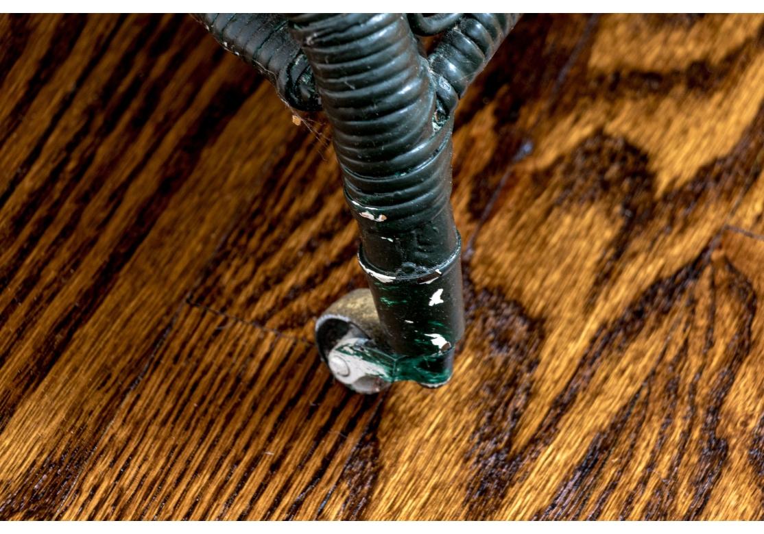 Plate-forme ou fauteuil à bascule et pouf en osier peint anciennement en vente 4