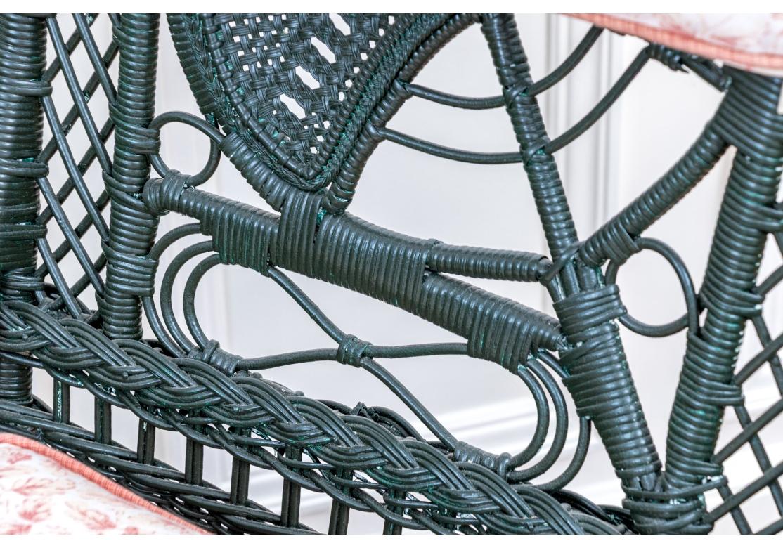 Plate-forme ou fauteuil à bascule et pouf en osier peint anciennement en vente 5