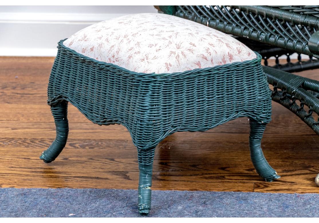 Plate-forme ou fauteuil à bascule et pouf en osier peint anciennement en vente 6