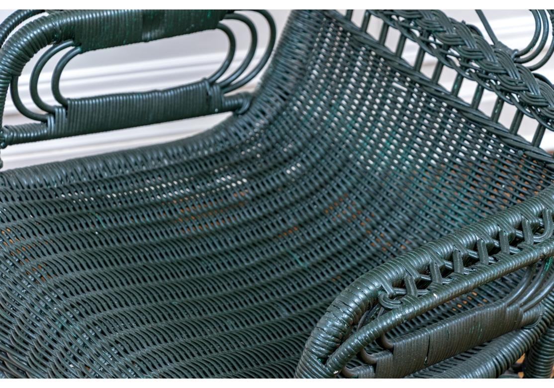 Plate-forme ou fauteuil à bascule et pouf en osier peint anciennement en vente 7