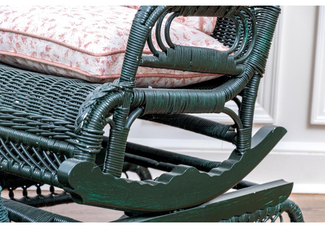 Plate-forme ou fauteuil à bascule et pouf en osier peint anciennement en vente 8