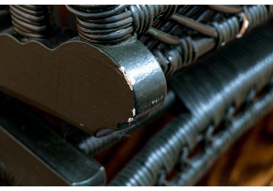 Victorien Plate-forme ou fauteuil à bascule et pouf en osier peint anciennement en vente