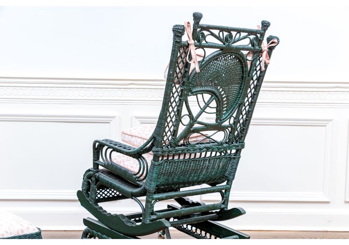 Peint Plate-forme ou fauteuil à bascule et pouf en osier peint anciennement en vente