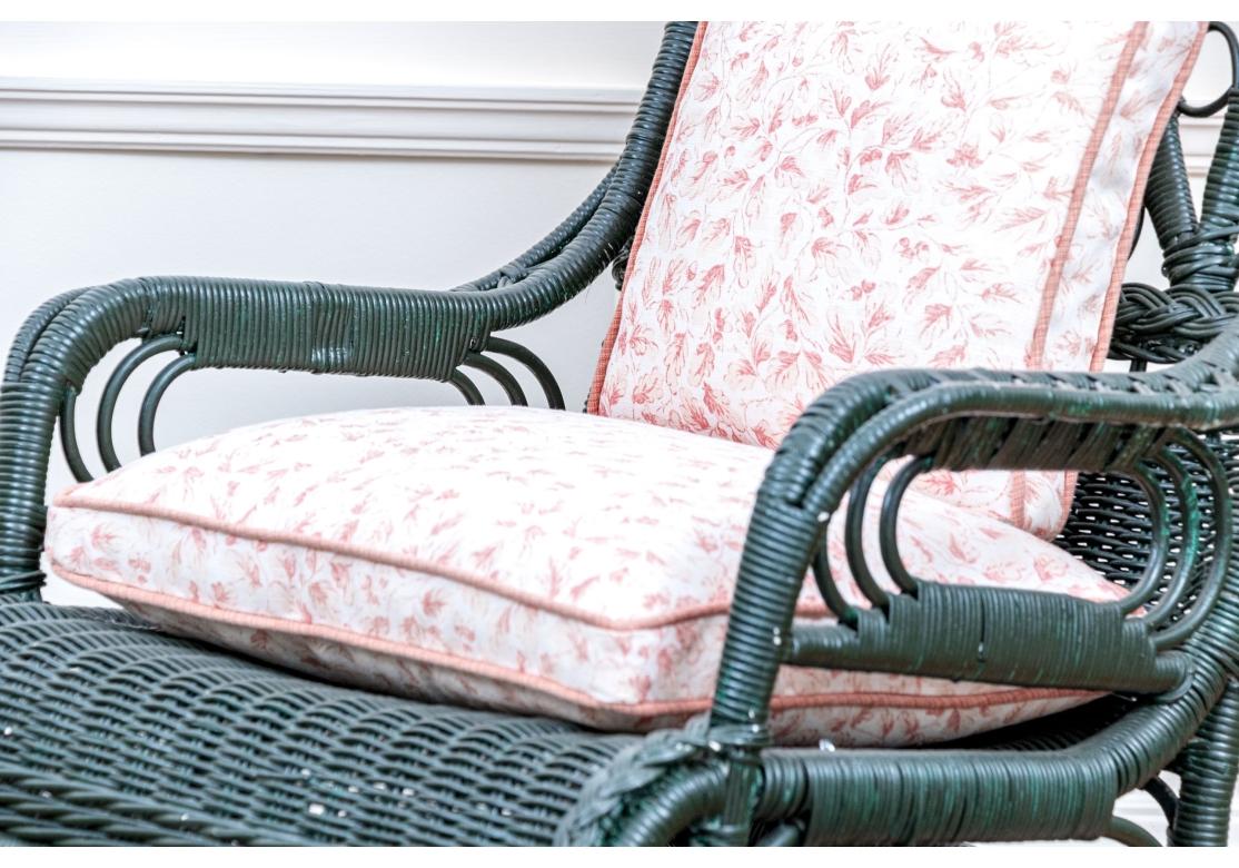 Plate-forme ou fauteuil à bascule et pouf en osier peint anciennement État moyen - En vente à Bridgeport, CT