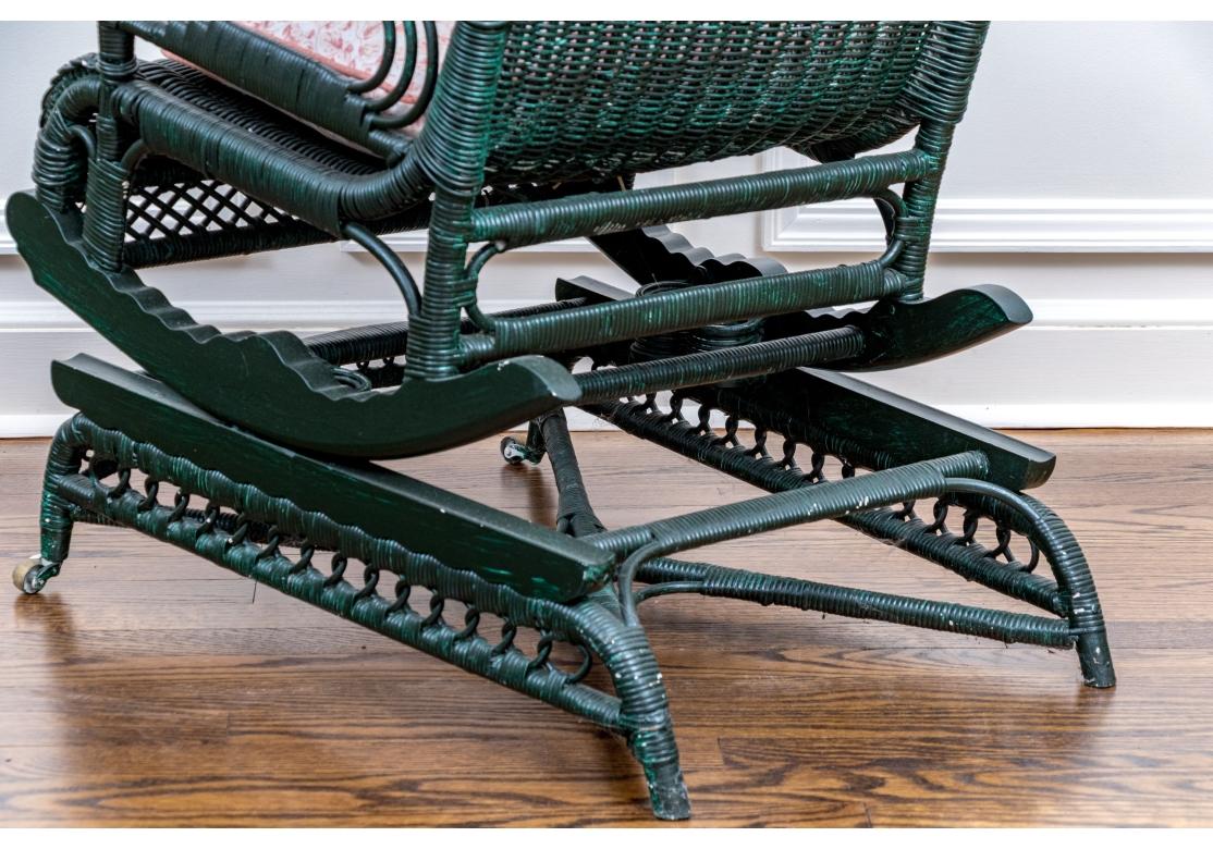 20ième siècle Plate-forme ou fauteuil à bascule et pouf en osier peint anciennement en vente