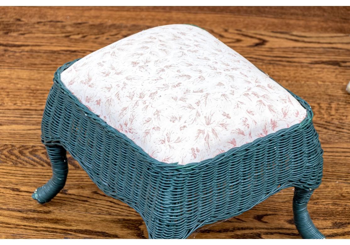 Tissu Plate-forme ou fauteuil à bascule et pouf en osier peint anciennement en vente