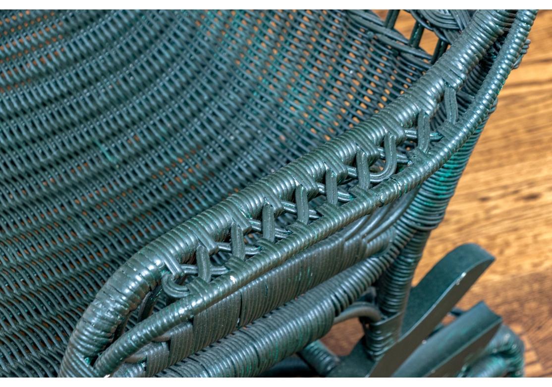 Plate-forme ou fauteuil à bascule et pouf en osier peint anciennement en vente 1