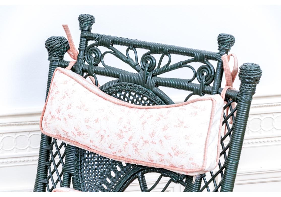 Plate-forme ou fauteuil à bascule et pouf en osier peint anciennement en vente 2