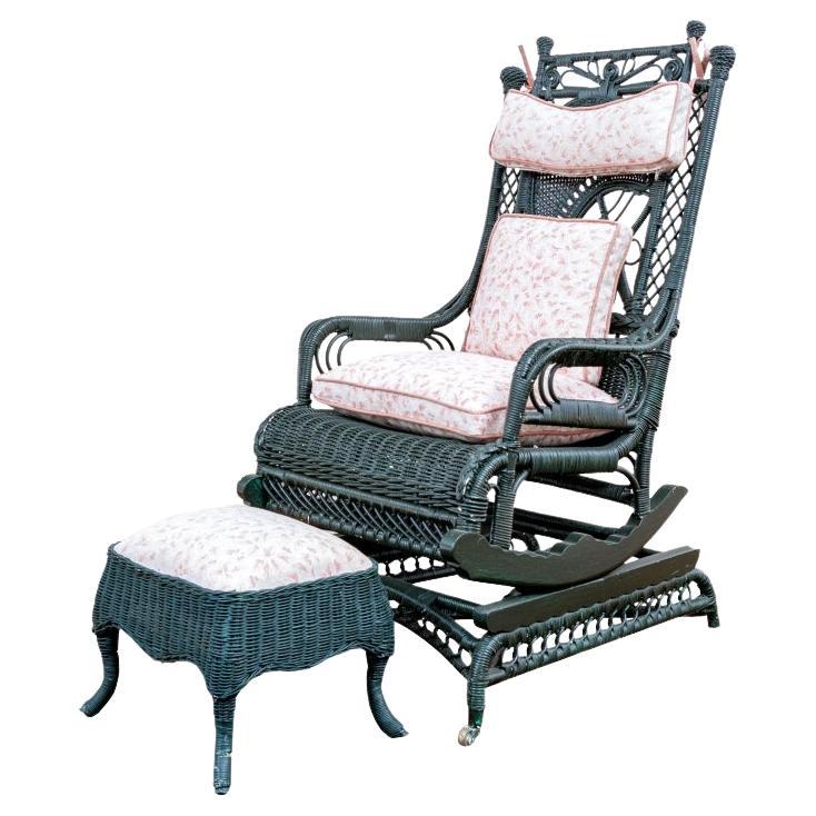 Plate-forme ou fauteuil à bascule et pouf en osier peint anciennement en vente