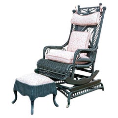 Piattaforma e poggiapiedi antichi in vimini verniciato