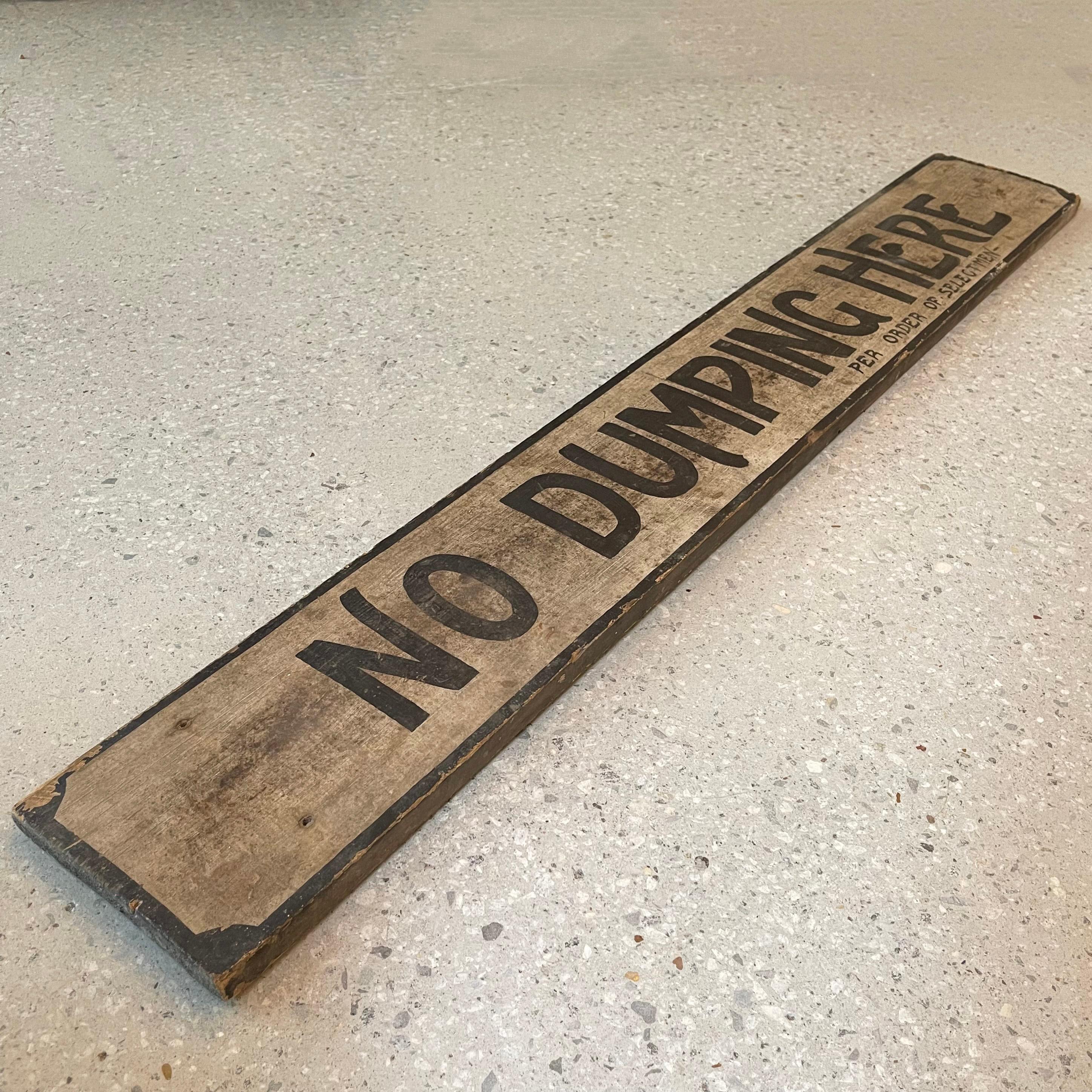 Antikes bemaltes Holzschild „ „No Dumping Here““ (amerikanisch) im Angebot