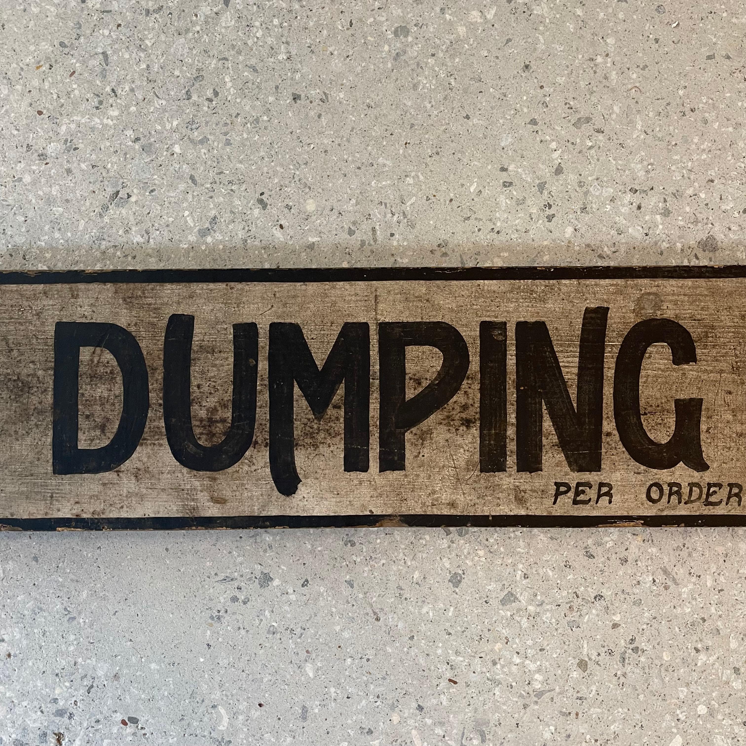 Antikes bemaltes Holzschild „ „No Dumping Here““ im Zustand „Gut“ im Angebot in Brooklyn, NY
