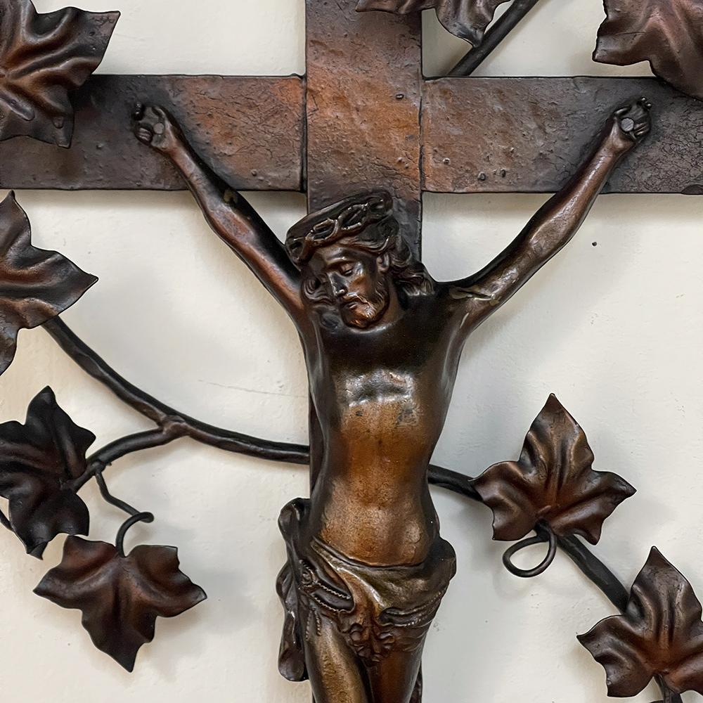 Fer forgé Crucifix ancien en fer forgé peint en vente