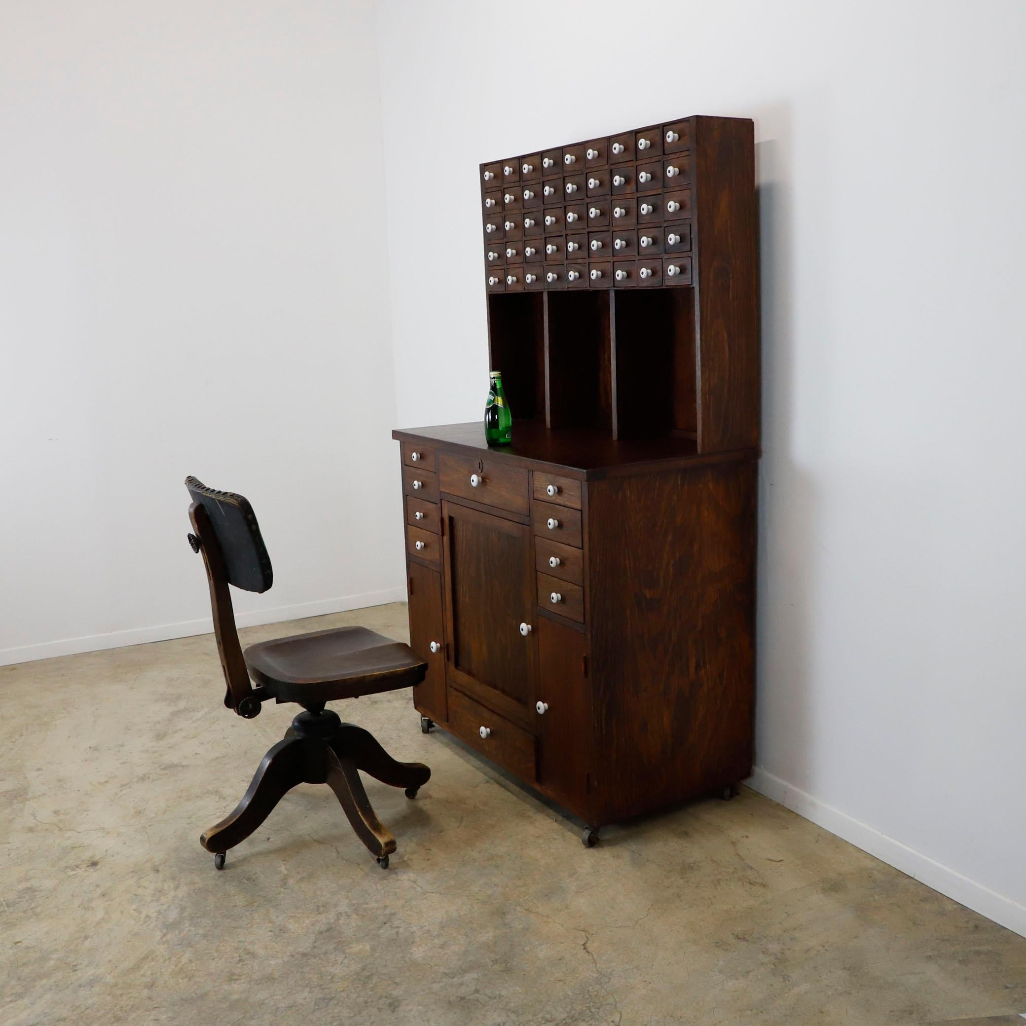 Industriale Antico cassettone da pittore con pomelli in porcellana in vendita