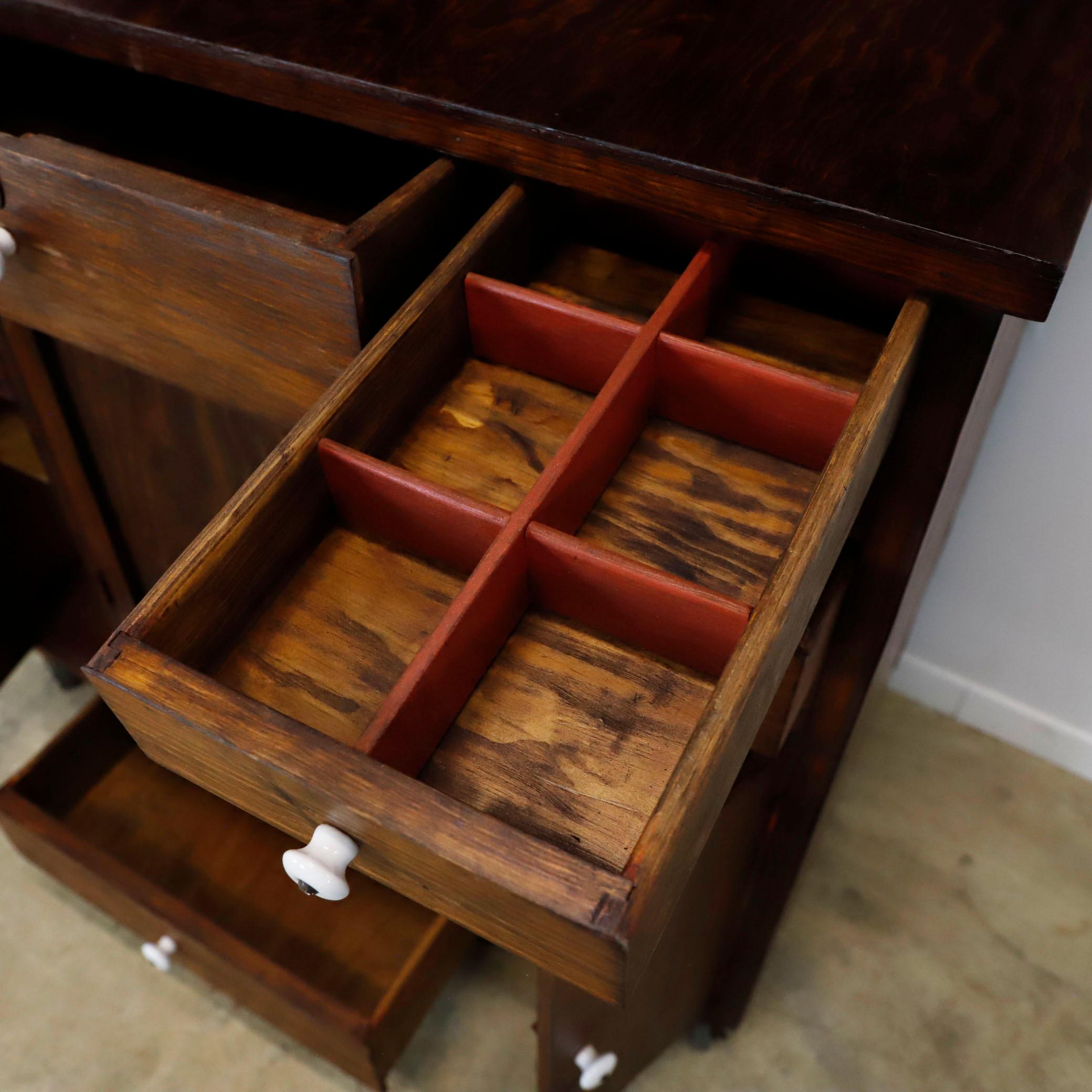 Metà XX secolo Antico cassettone da pittore con pomelli in porcellana in vendita