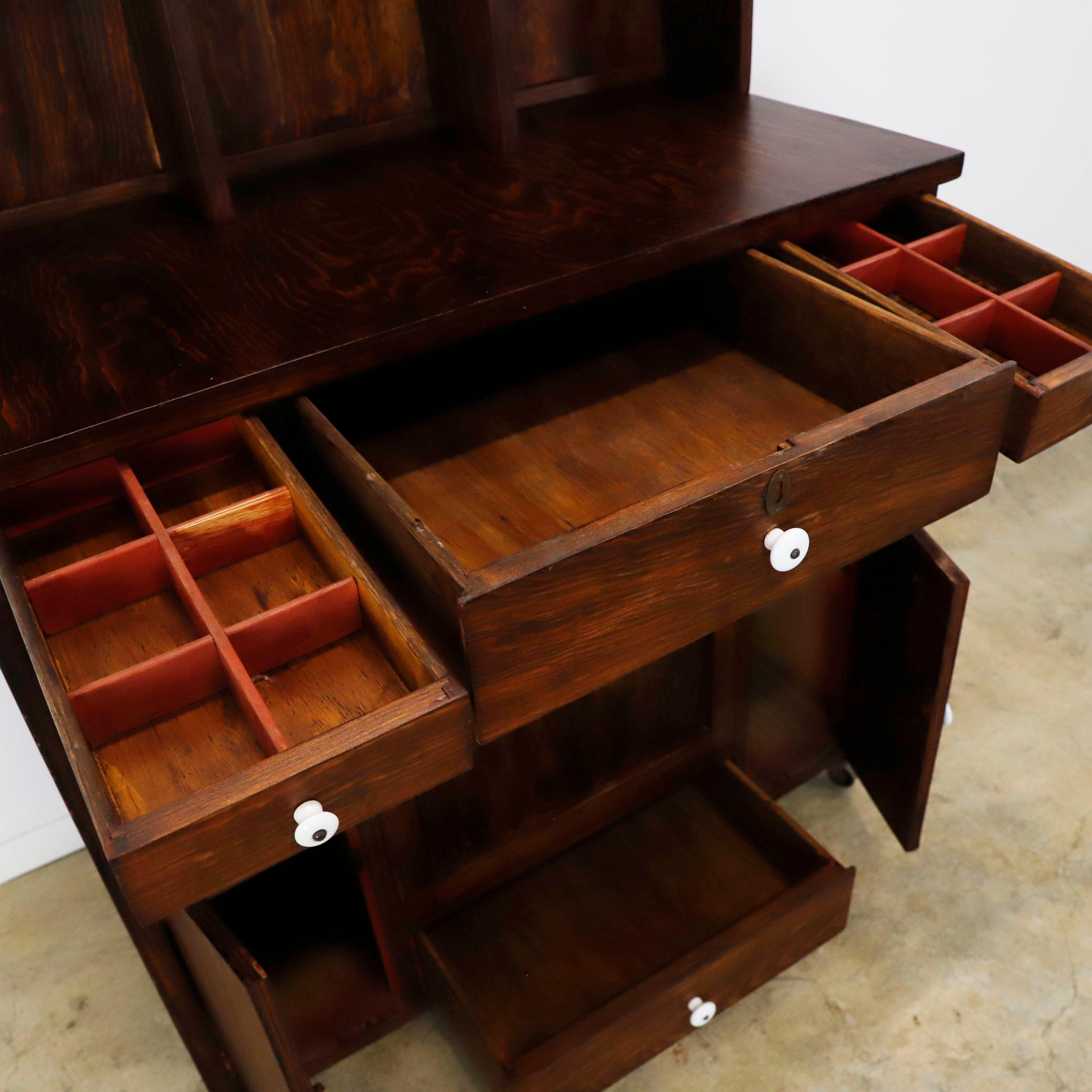 Porcellana Antico cassettone da pittore con pomelli in porcellana in vendita