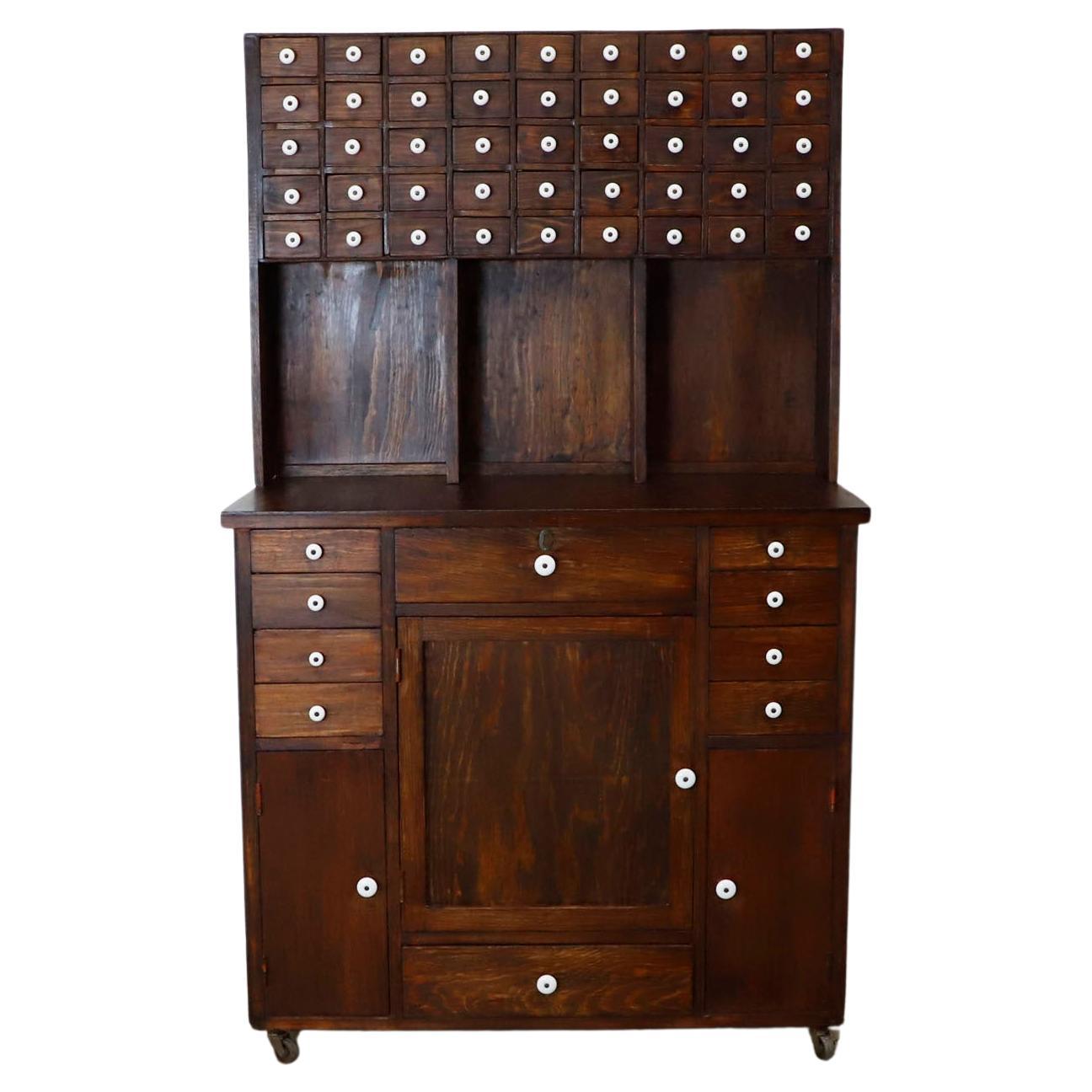 Ancienne commode de peintre avec boutons en porcelaine