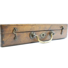 Caja de pintor antigua · De madera con herrajes de latón
