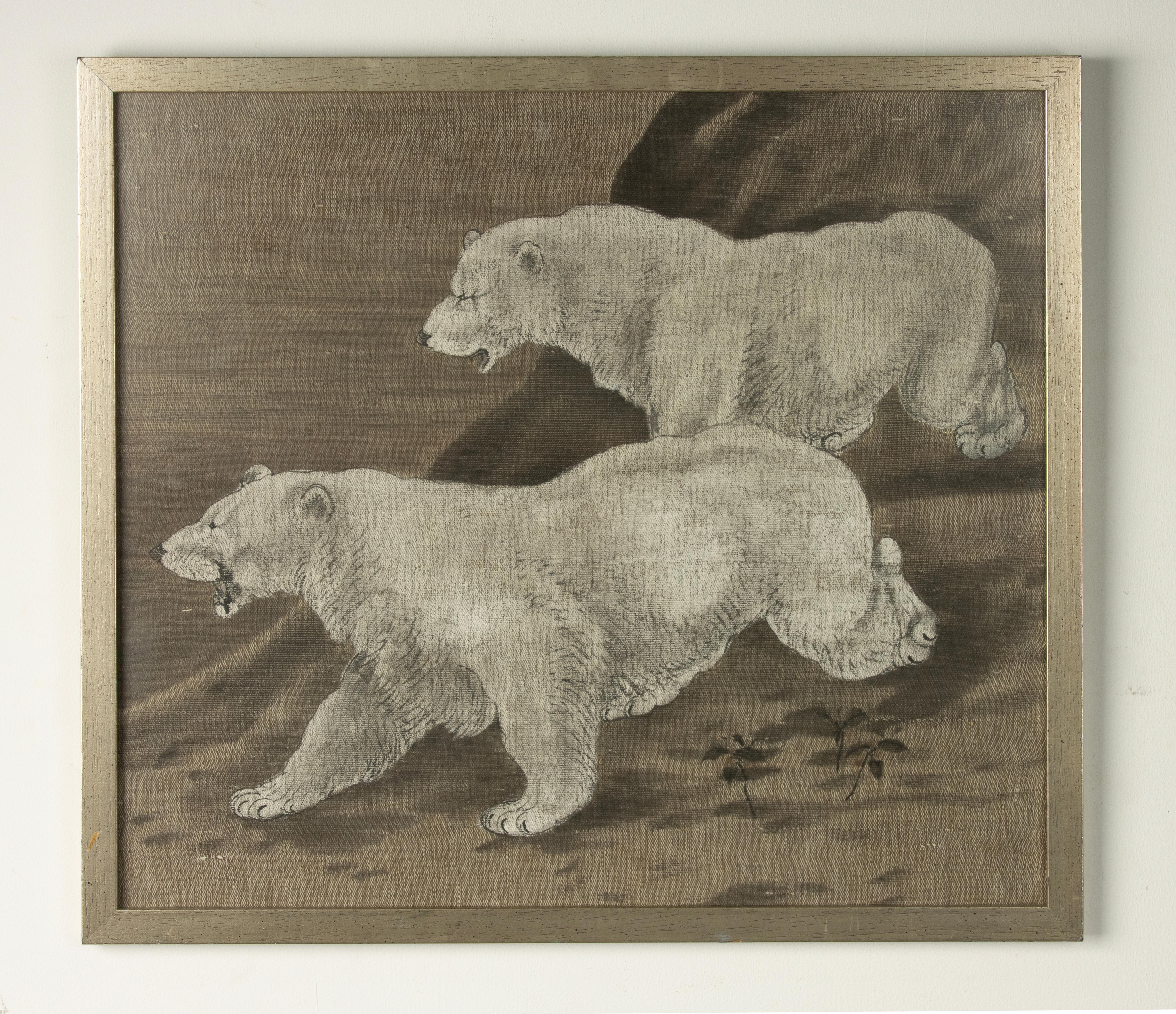 Ein schönes antikes Gemälde auf Leinen, eine Darstellung von zwei Eisbären. Über den Ursprung dieses Werkes ist nichts bekannt.
Vermutlich asiatischer Herkunft, Japan oder China, Anfang des 20. Jahrhunderts.
Das Kunstwerk ist hinter Glas in einem