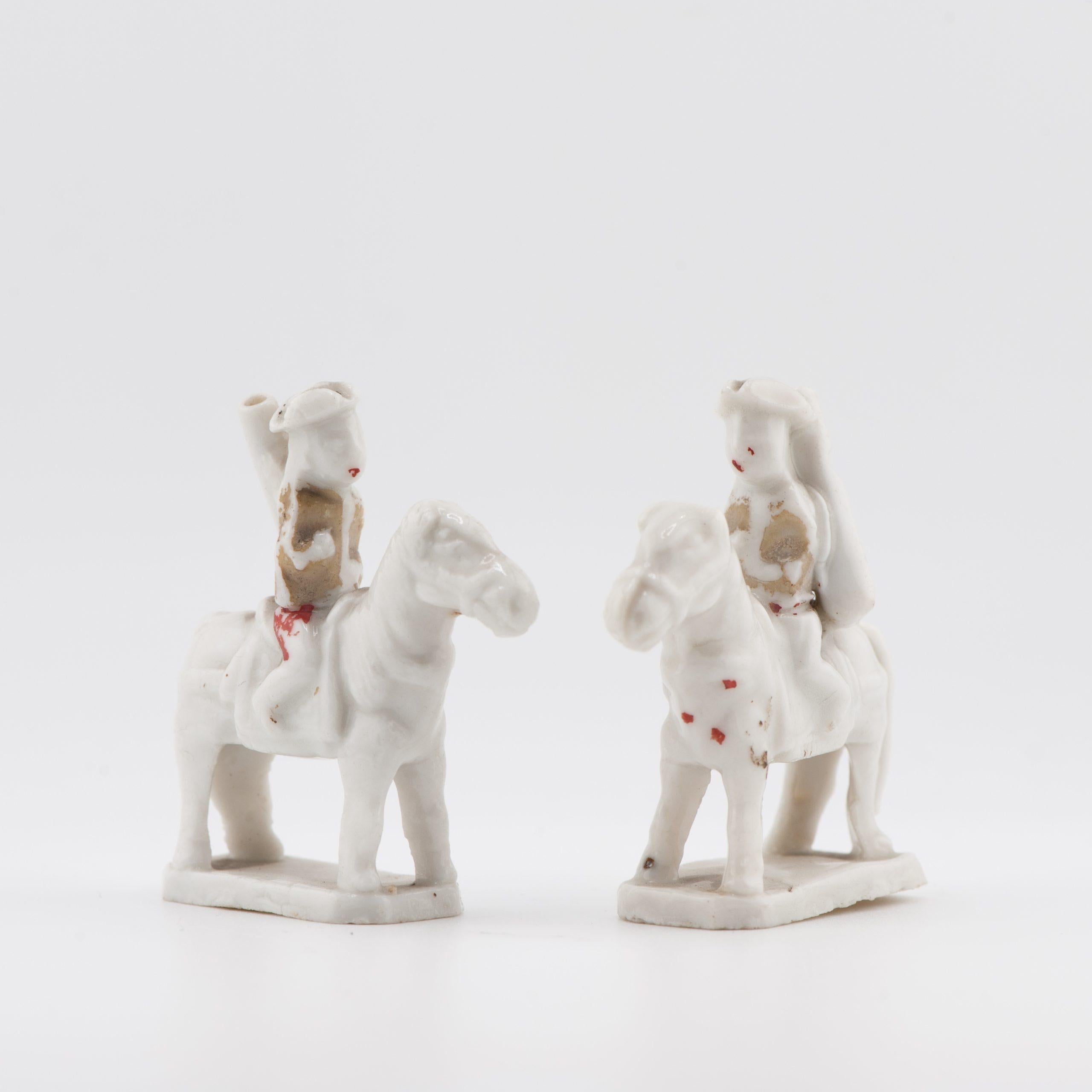 Antica coppia 17° C. di fischietti Dehua Blanc de Chine Figure europee a cavallo in vendita 3