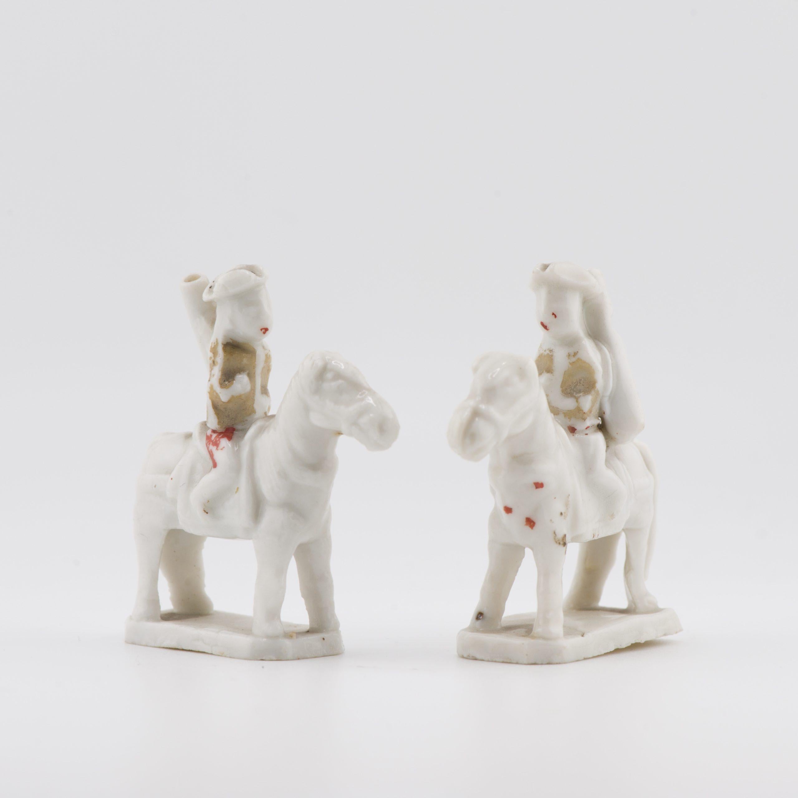Antica coppia 17° C. di fischietti Dehua Blanc de Chine Figure europee a cavallo in vendita 4