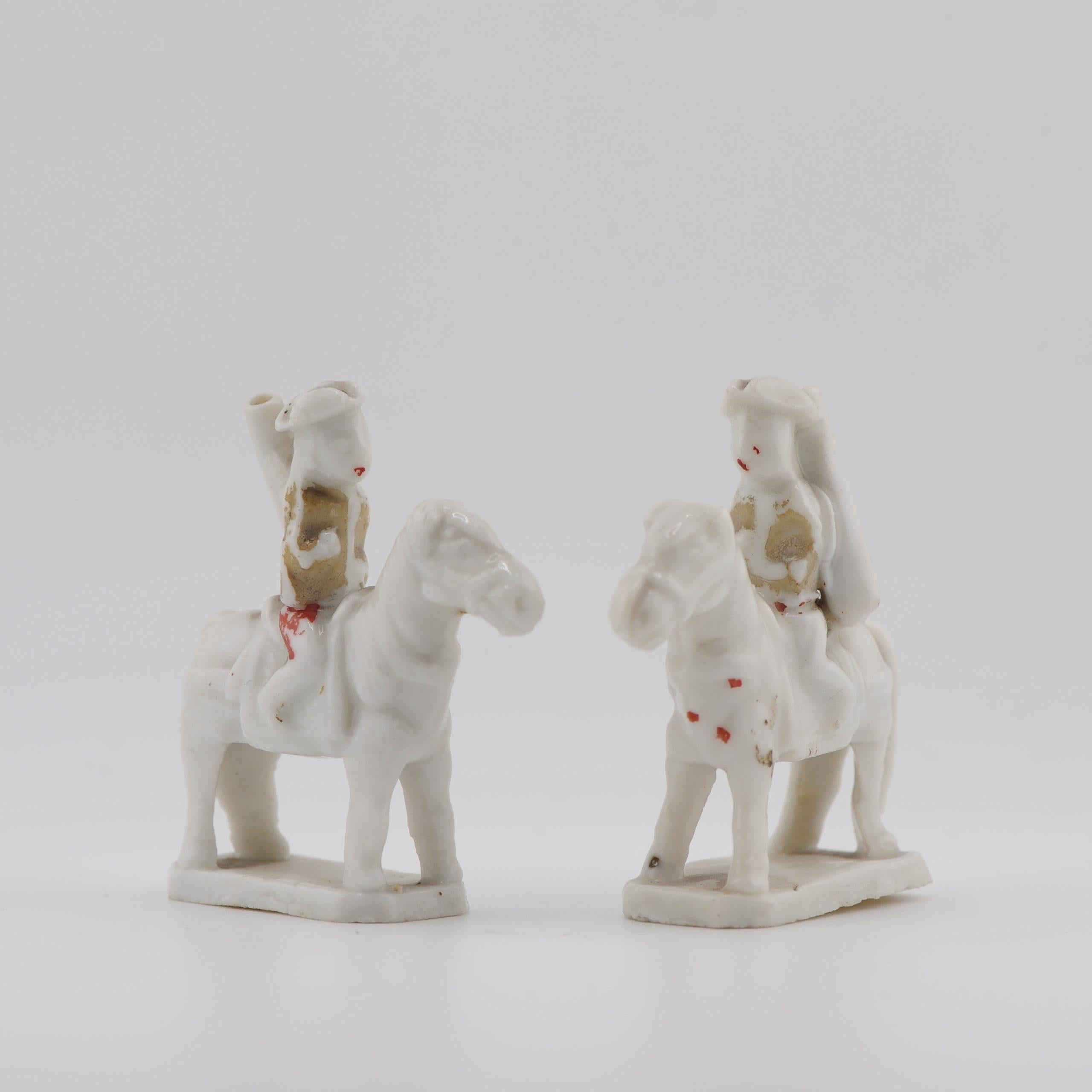 Antica coppia 17° C. di fischietti Dehua Blanc de Chine Figure europee a cavallo in vendita 5