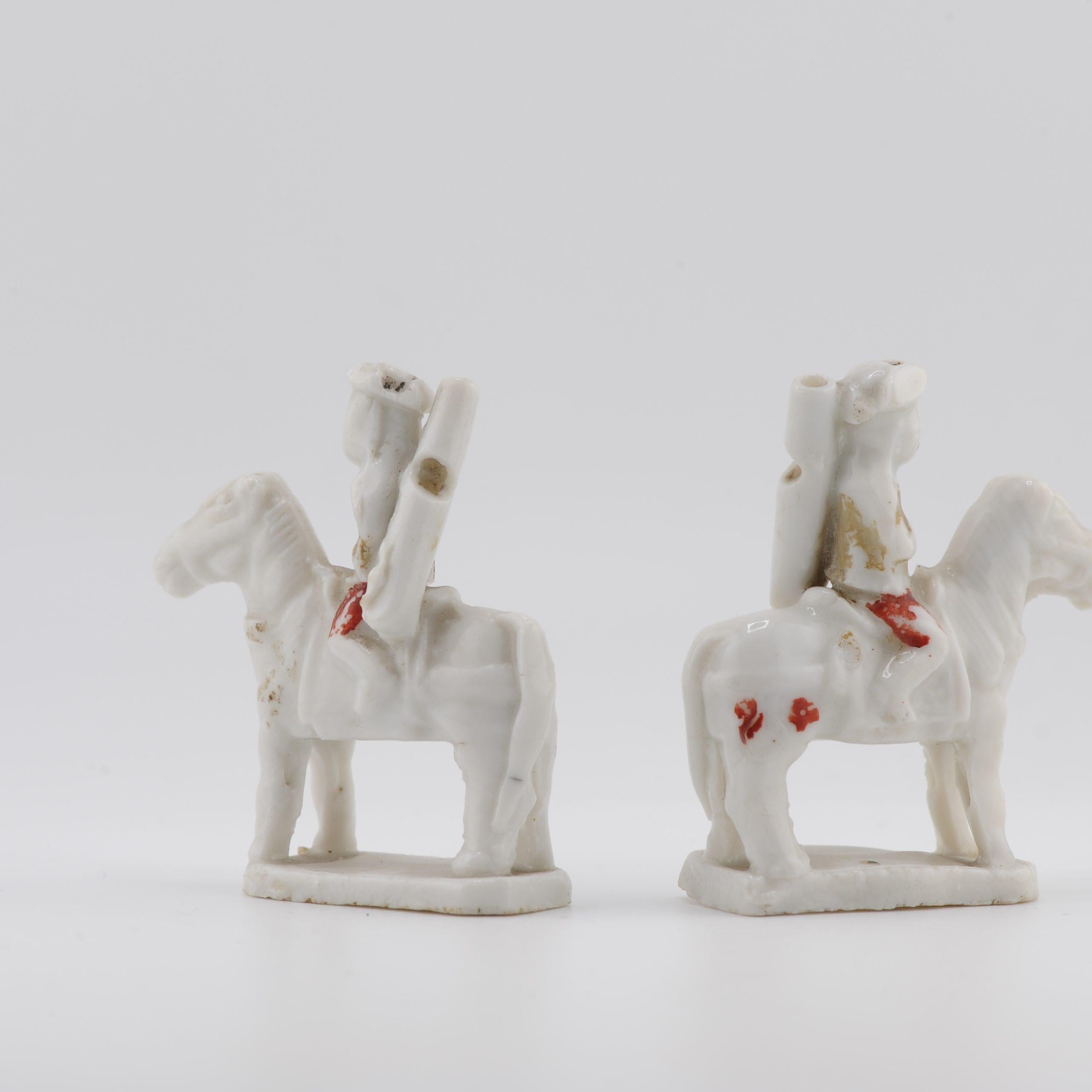 Antica coppia 17° C. di fischietti Dehua Blanc de Chine Figure europee a cavallo in vendita 6