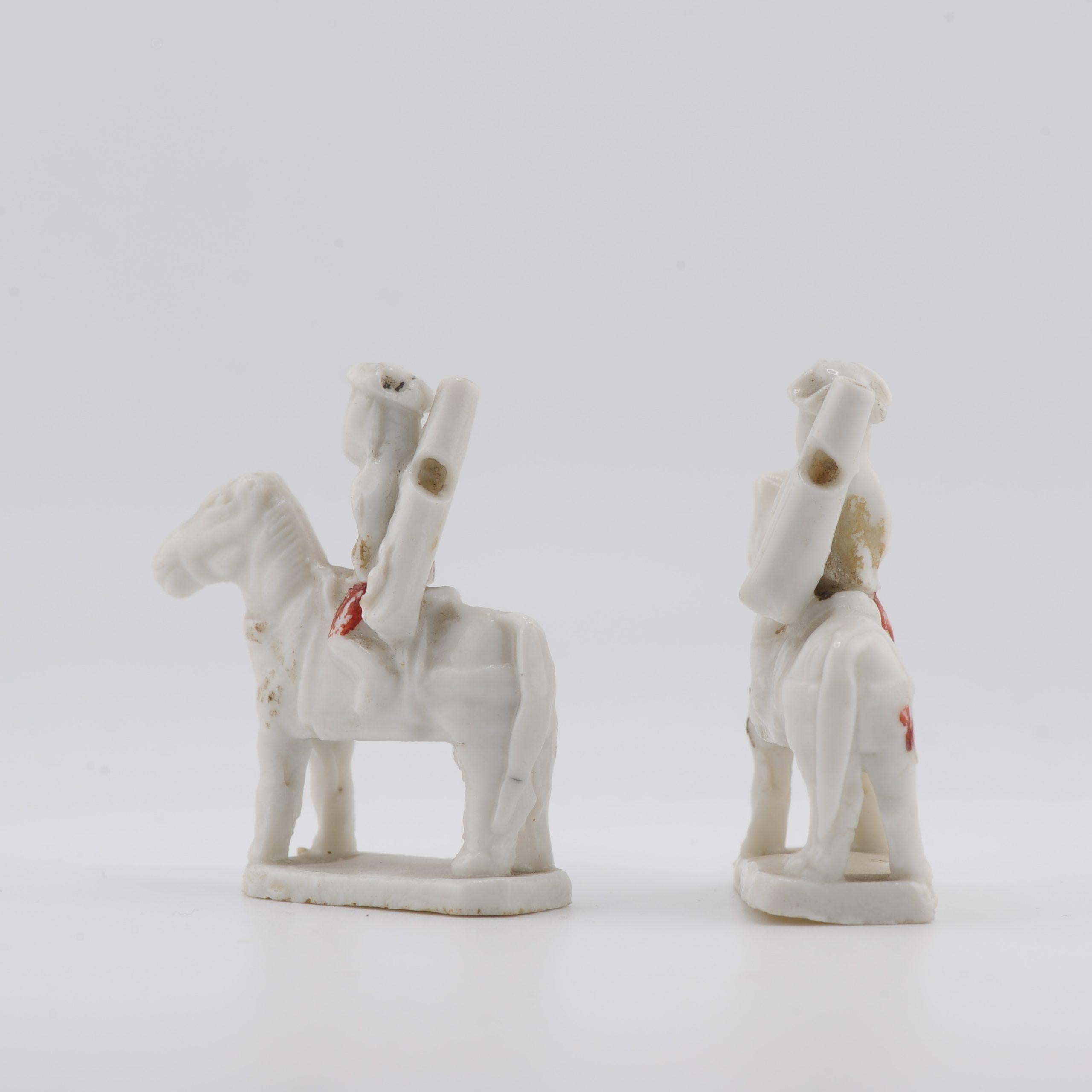 Antica coppia 17° C. di fischietti Dehua Blanc de Chine Figure europee a cavallo in vendita 7