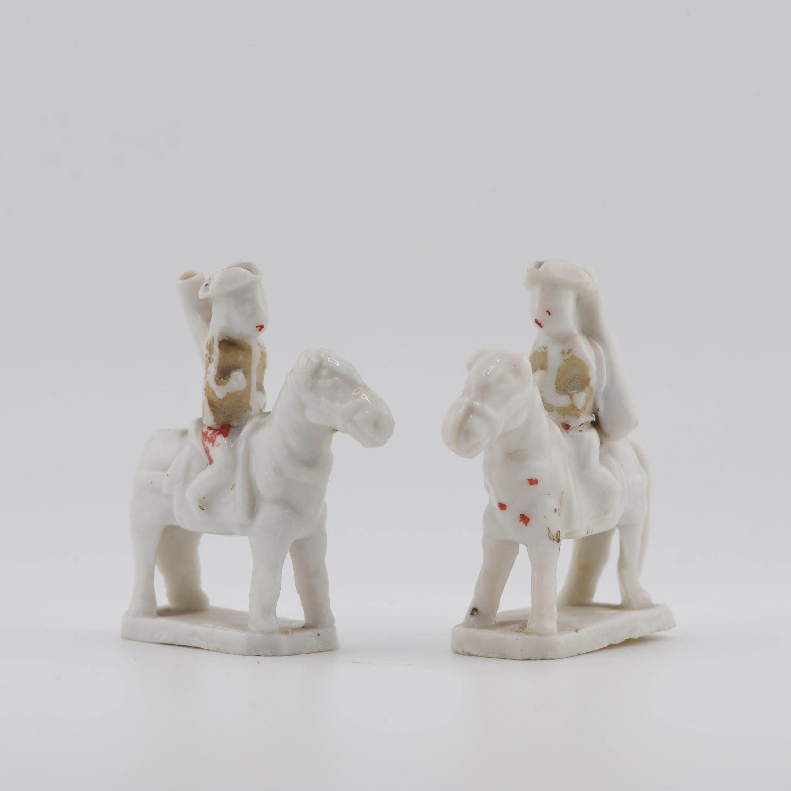 Antica coppia 17° C. di fischietti Dehua Blanc de Chine Figure europee a cavallo in vendita 9