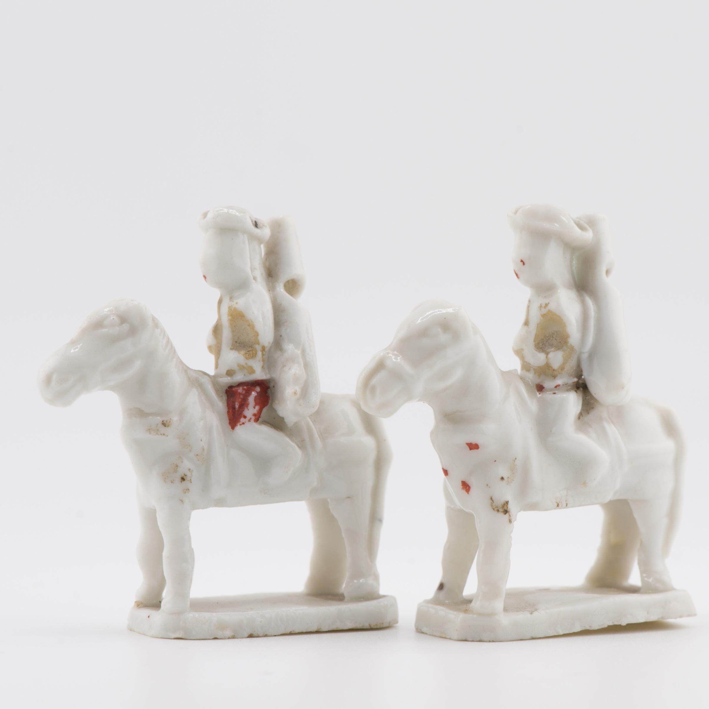 Antica coppia 17° C. di fischietti Dehua Blanc de Chine Figure europee a cavallo in vendita 10