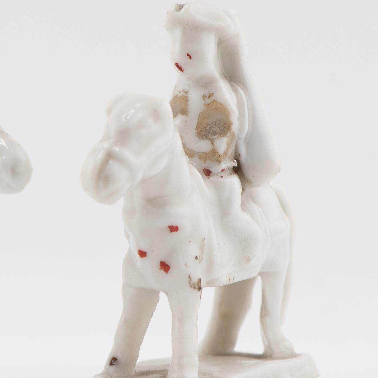 Antica coppia 17° C. di fischietti Dehua Blanc de Chine Figure europee a cavallo in vendita 12