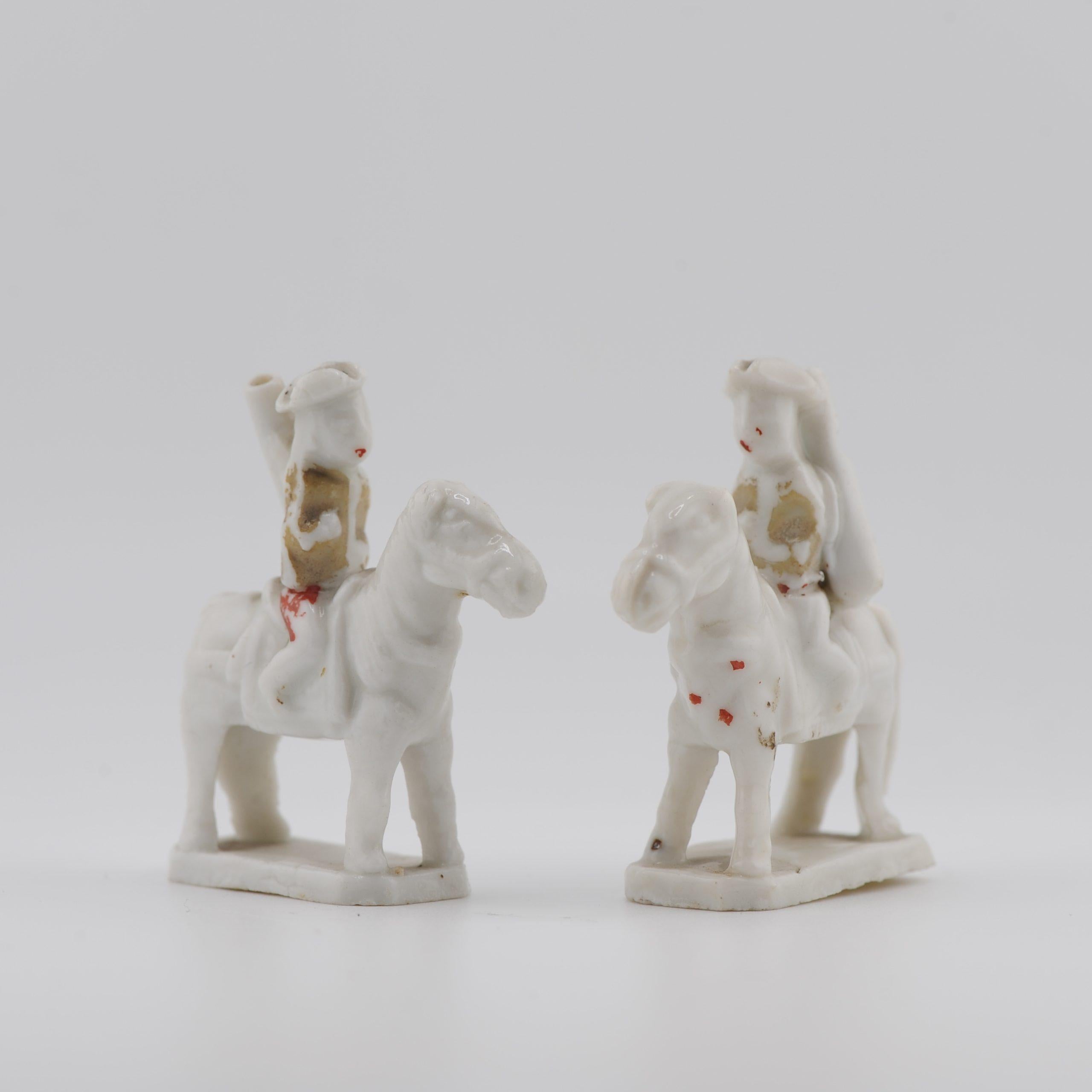 Ming Antica coppia 17° C. di fischietti Dehua Blanc de Chine Figure europee a cavallo in vendita