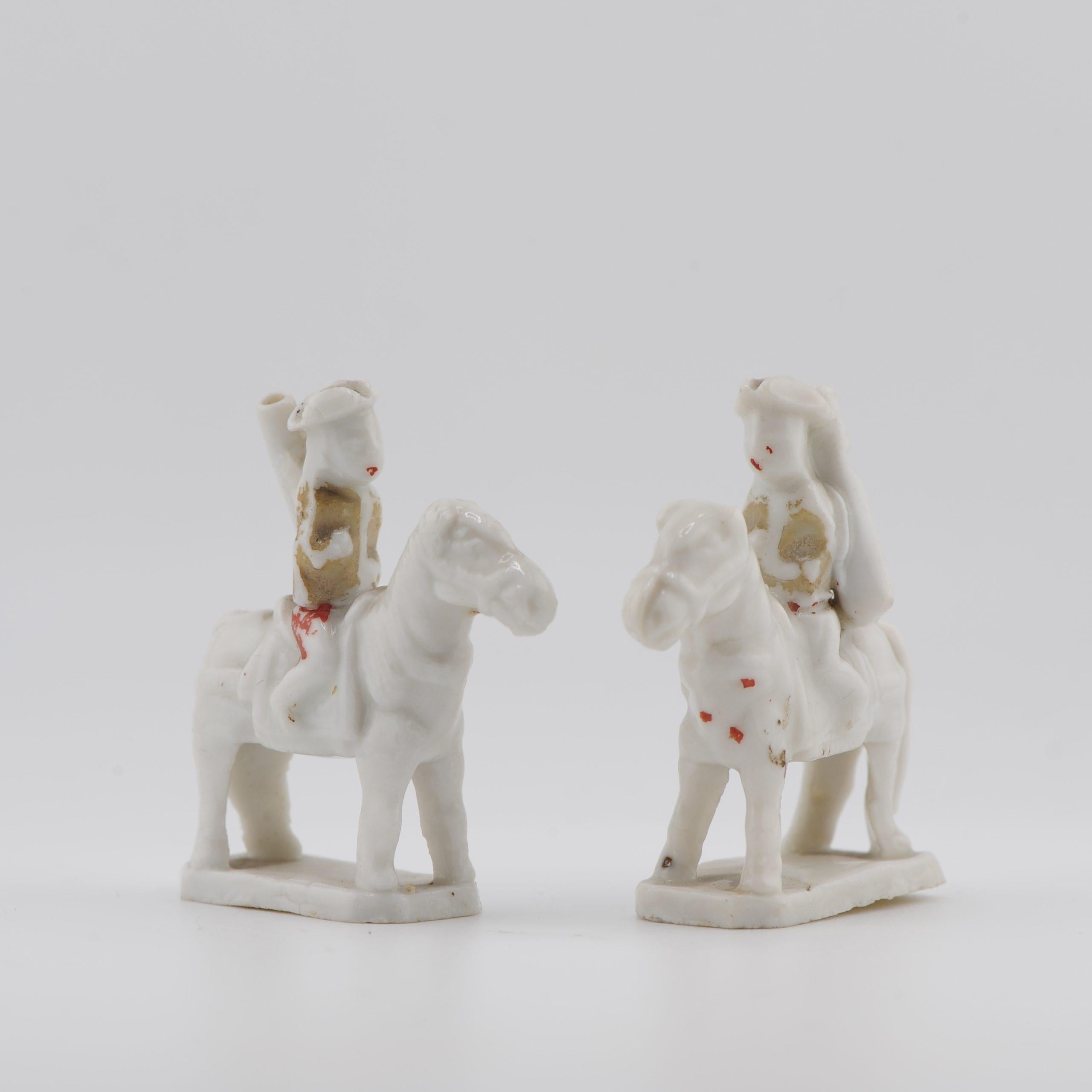 Cinese Antica coppia 17° C. di fischietti Dehua Blanc de Chine Figure europee a cavallo in vendita