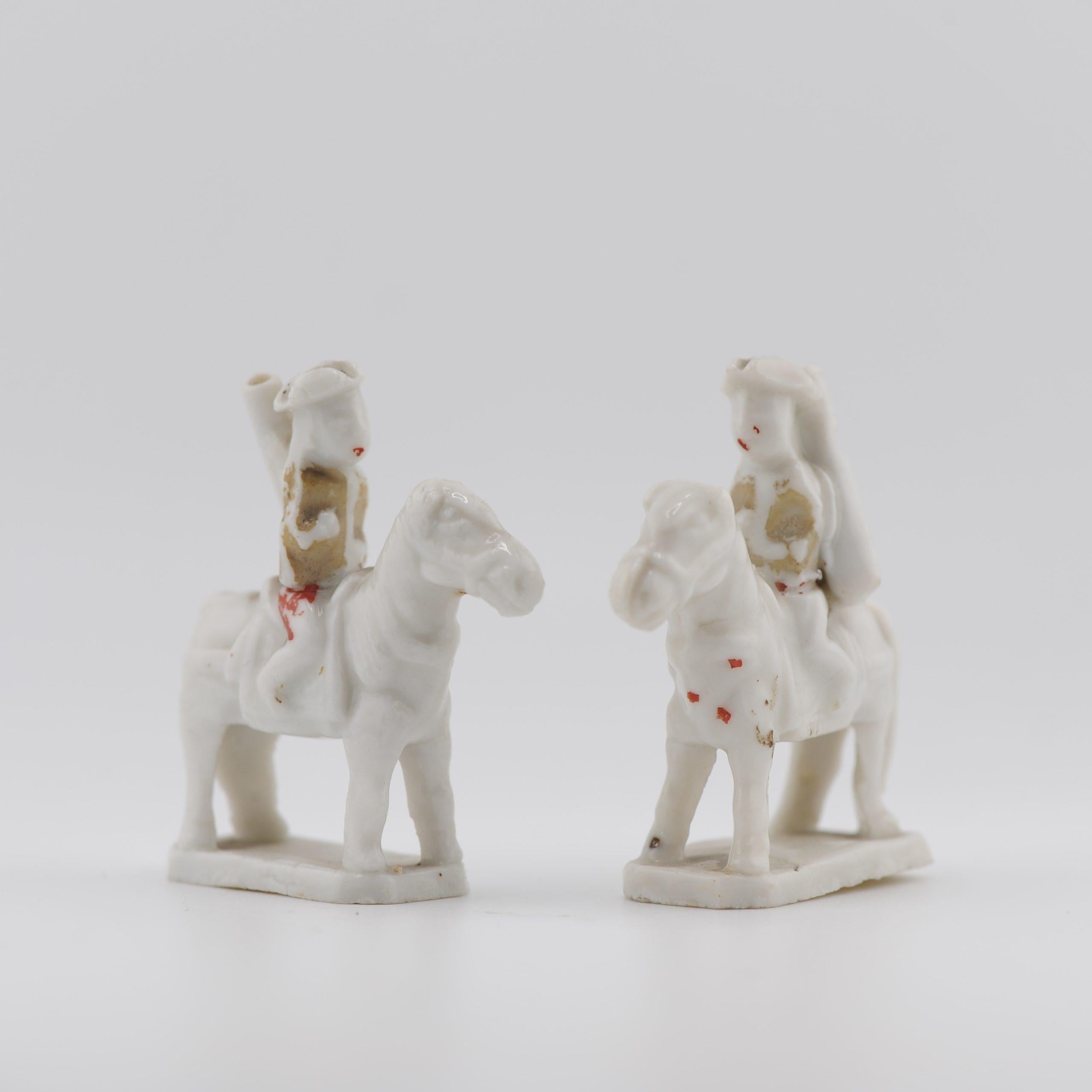 Antica coppia 17° C. di fischietti Dehua Blanc de Chine Figure europee a cavallo In condizioni buone in vendita a Amsterdam, Noord Holland