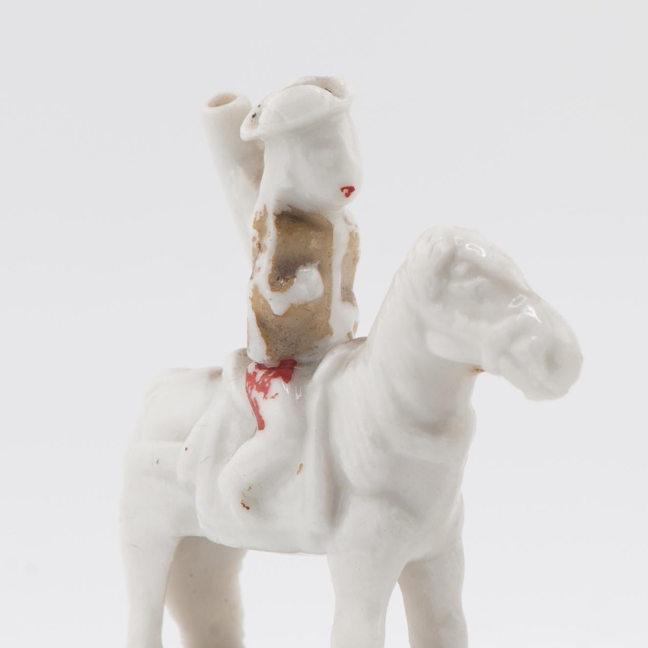 Fino al XVIII secolo Antica coppia 17° C. di fischietti Dehua Blanc de Chine Figure europee a cavallo in vendita