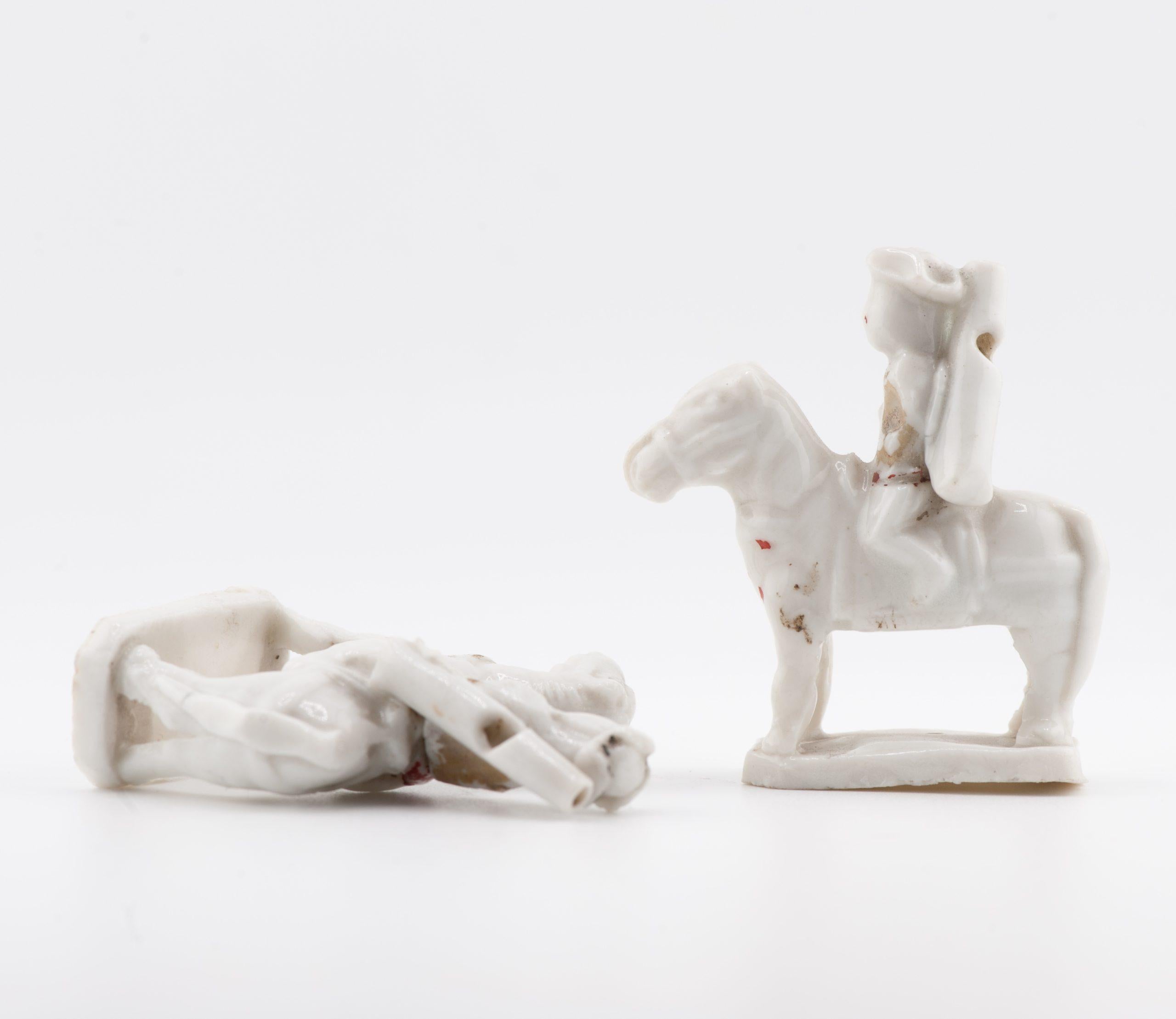 Porcellana Antica coppia 17° C. di fischietti Dehua Blanc de Chine Figure europee a cavallo in vendita