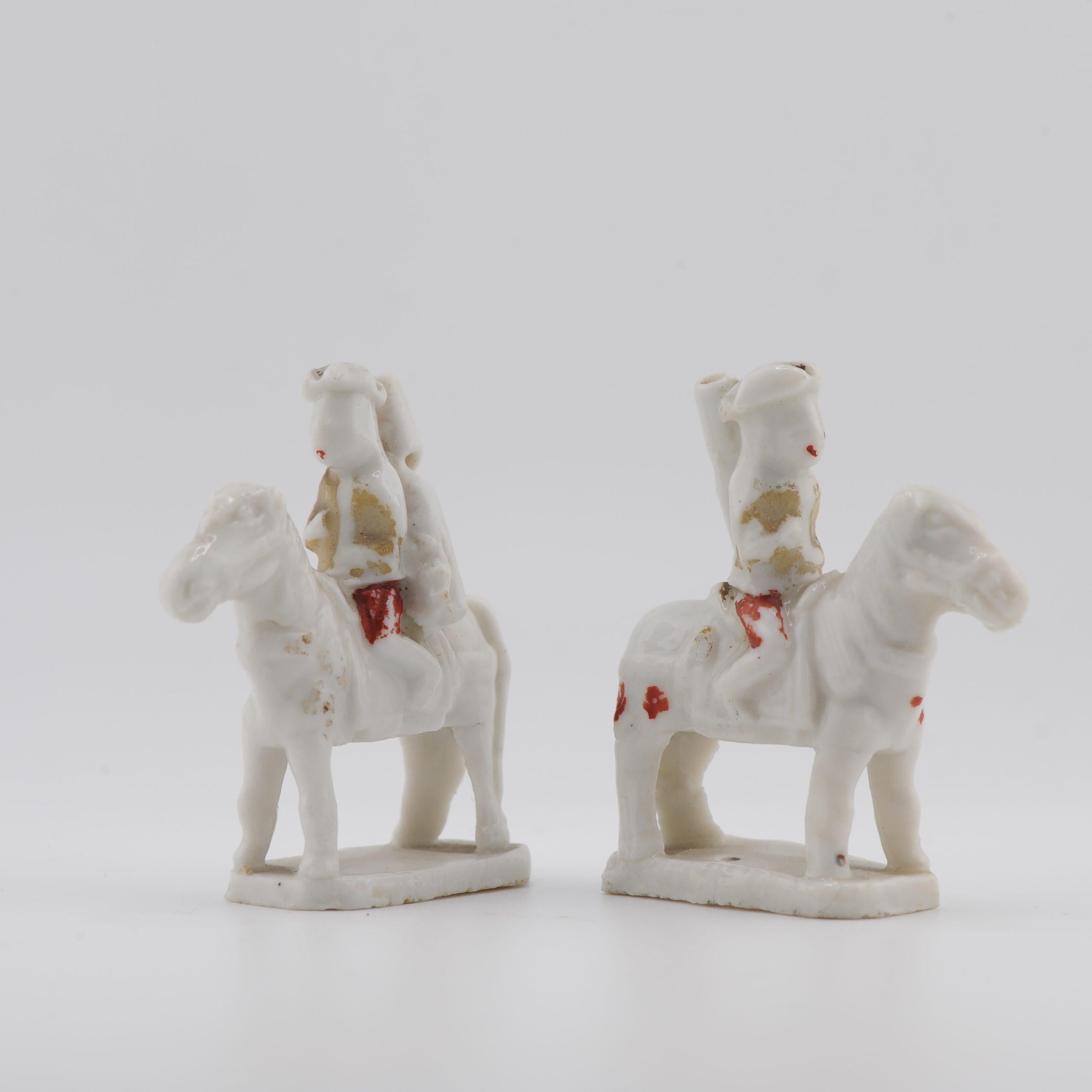 Antica coppia 17° C. di fischietti Dehua Blanc de Chine Figure europee a cavallo in vendita 2