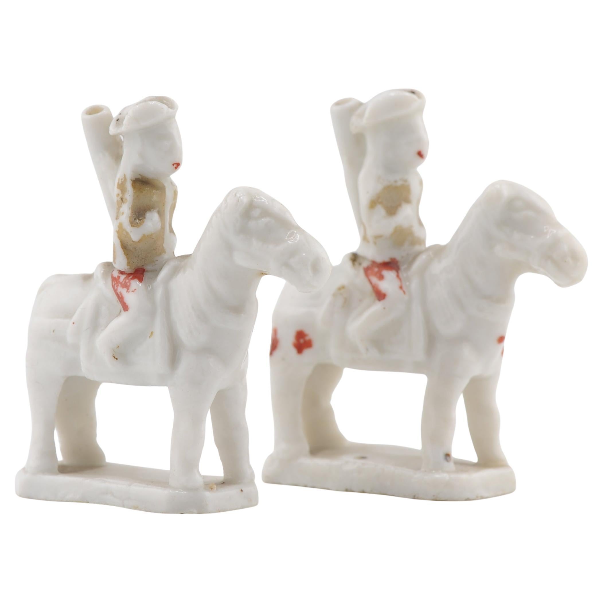 Antiguo par de silbatos Dehua Blanc de Chine del siglo XVII Figuras europeas a caballo