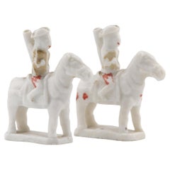 Antikes Paar antike Dehua Blanc de Chine-Whistles-europäische Figuren auf einem Pferd aus dem 17. Jahrhundert