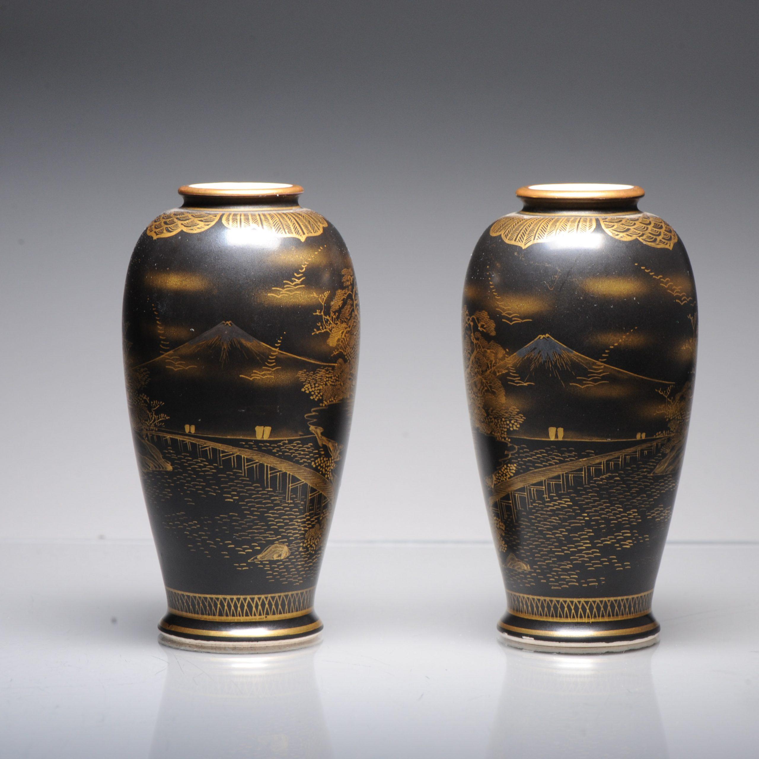 Description
Paire de vases japonais à fond noir de Satsuma, marques Uchida, période Meiji/Taisho
De forme ovoïde à bords évasés, peinte en doré de scènes du Mont Fuji sur fond noir.

Marqué :