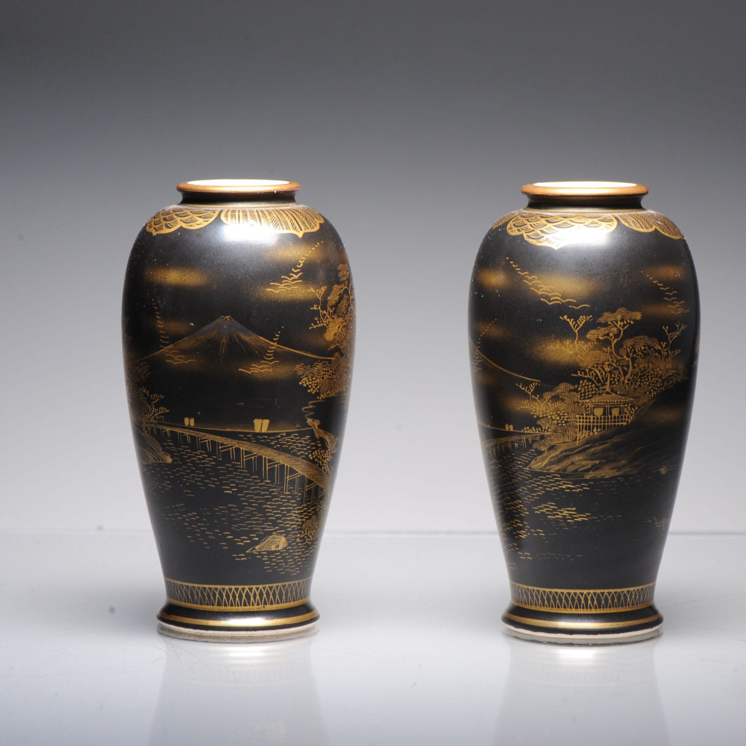 Meiji Ancienne paire de vases japonais Satsuma noirs de haute qualité paysage Uchida du 19e siècle en vente