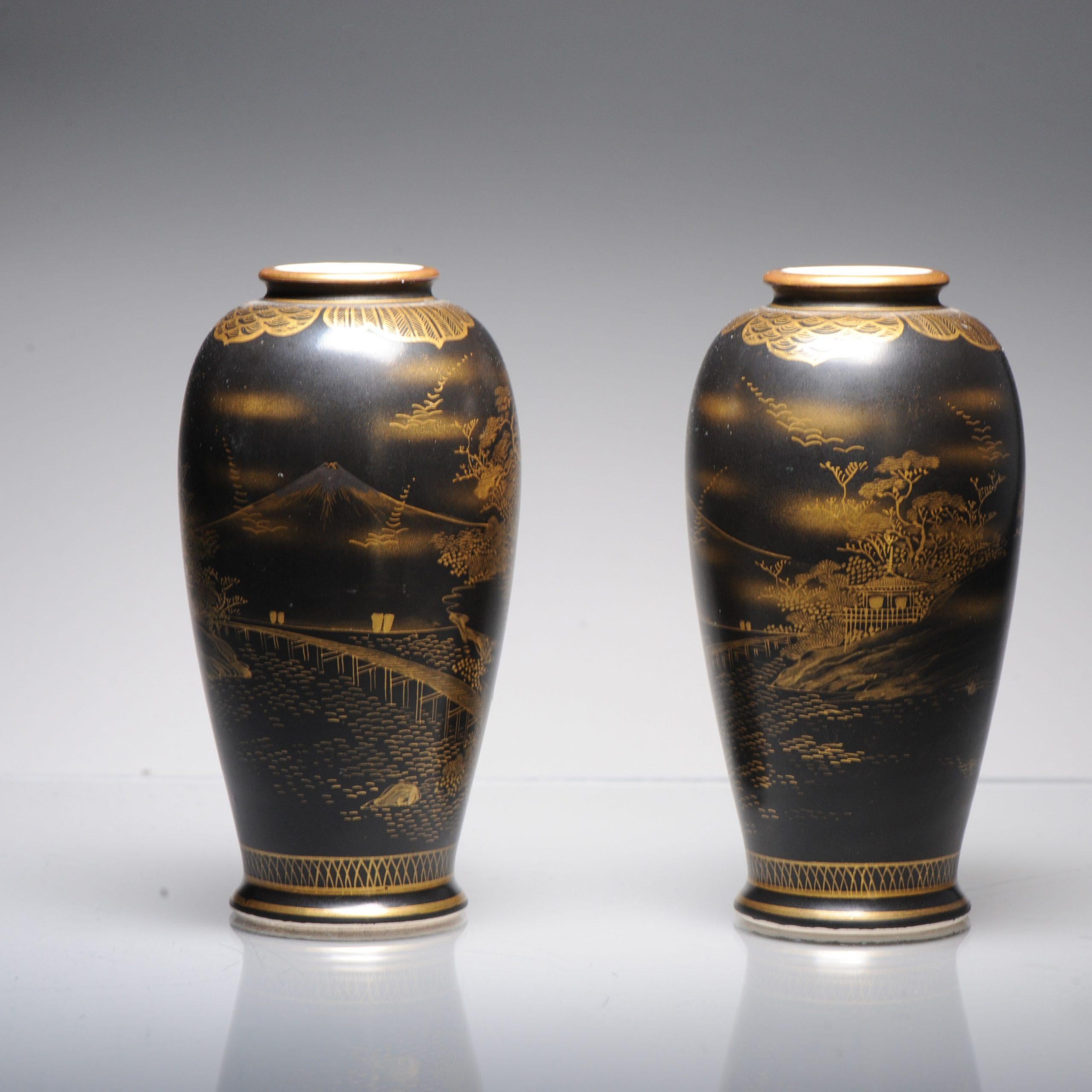 Japonais Ancienne paire de vases japonais Satsuma noirs de haute qualité paysage Uchida du 19e siècle en vente