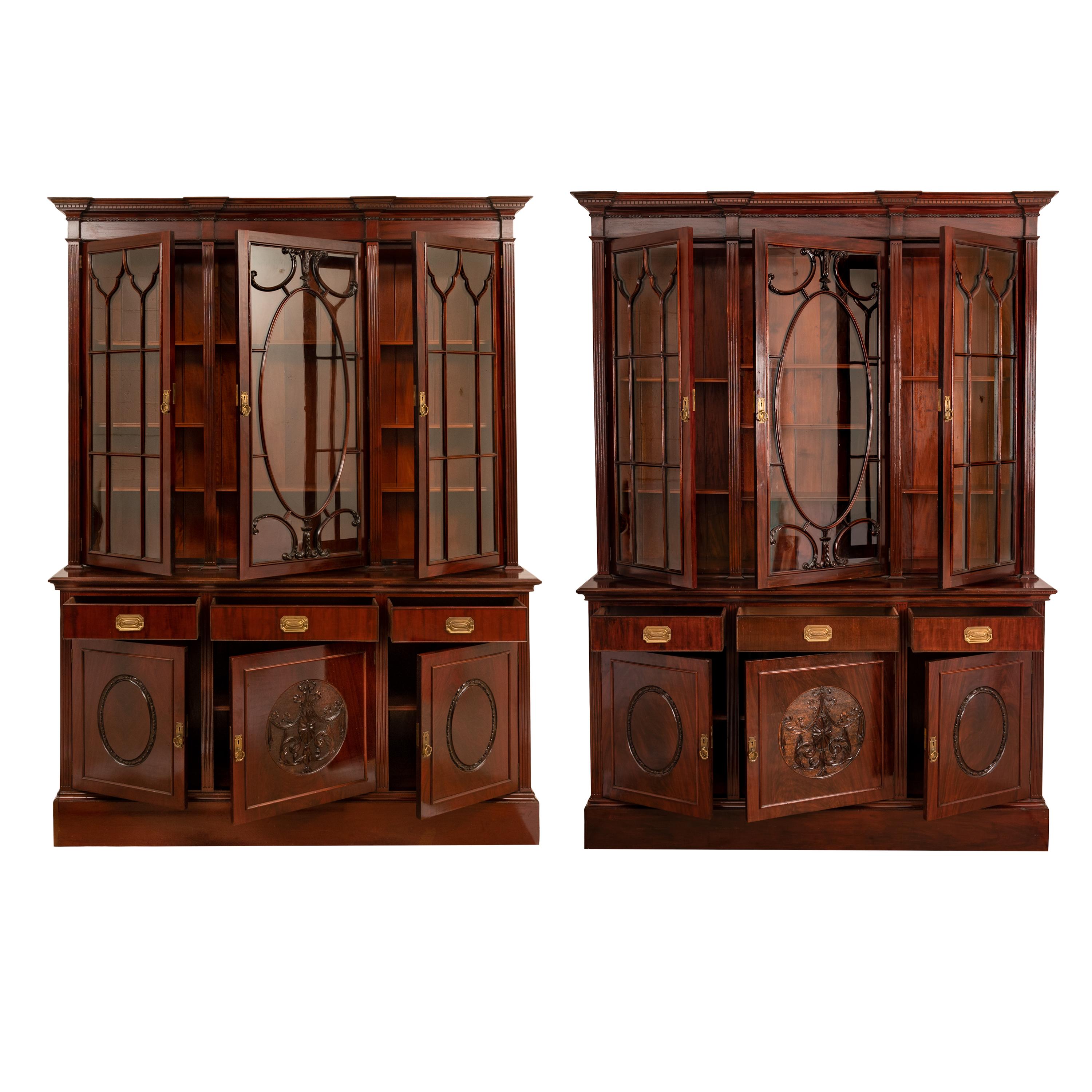 A magnificent and fine pair of antique Country House flame mahogany bookcases / bibliotheques, attributed to Gillows of Lancaster, circa 1880.

During the late 19th century Gillows Co., were providing furniture of a very high quality to