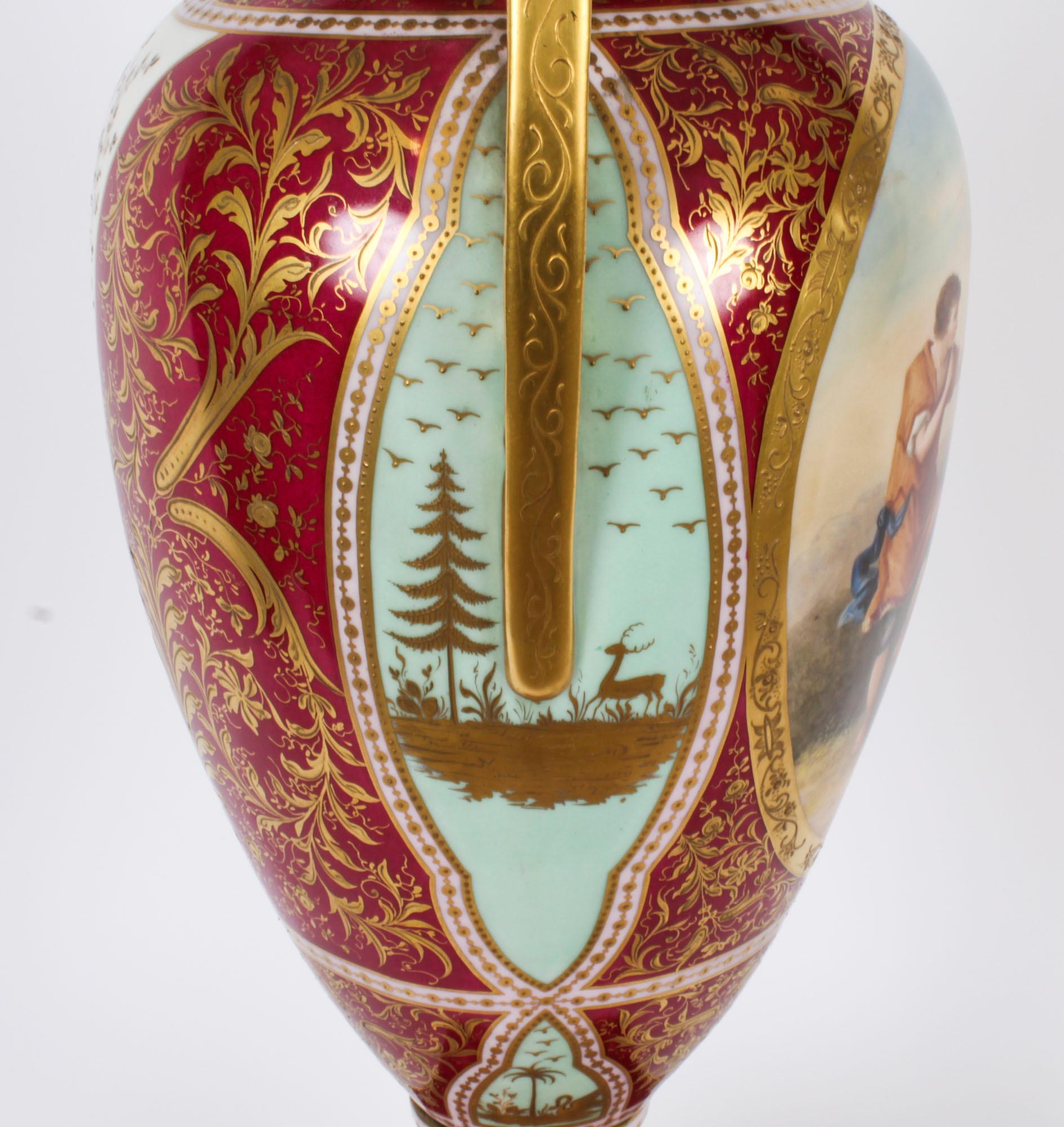 Antiquities Paire de vases sur pied en porcelaine Royal Vienna 76cm 19ème siècle en vente 4