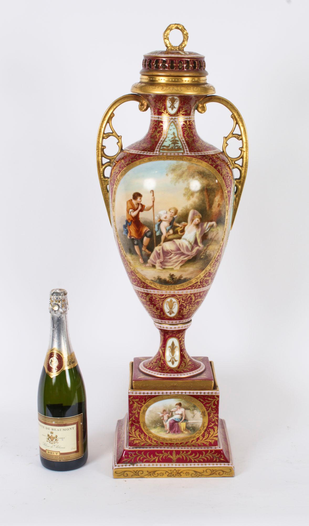 Antiquities Paire de vases sur pied en porcelaine Royal Vienna 76cm 19ème siècle en vente 13