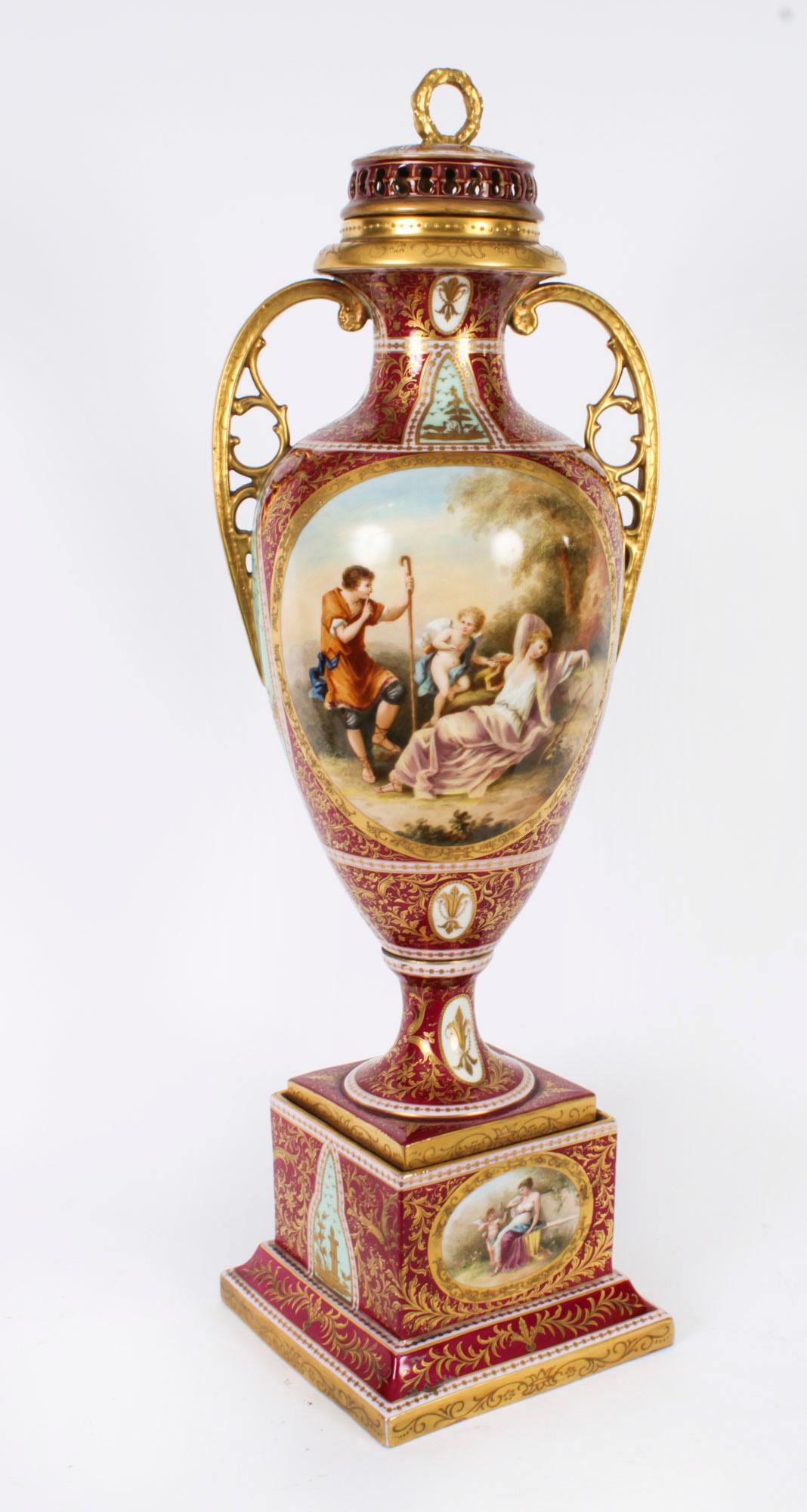 Il s'agit d'une magnifique paire de vases anciens en porcelaine à double anse de Vienne royale autrichienne sur pied, portant la signature de l'artiste et datant de la seconde moitié du 19e siècle.

Chacune présente de superbes scènes mythologiques